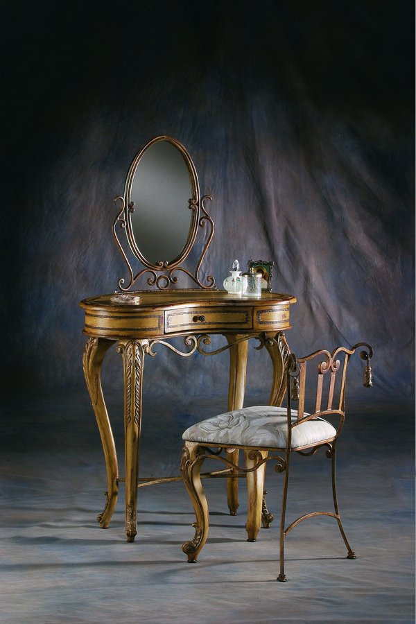 Pulaski Accentrics Vanity w/Mirror and Chairs Pulaski Accentrics Vanity w/Mirror and Chairs