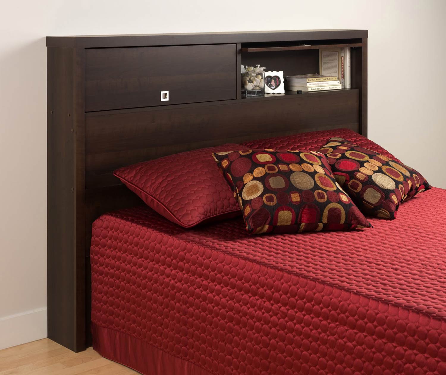 двуспальная кровать с ящиками в изголовье для белья и полочкой